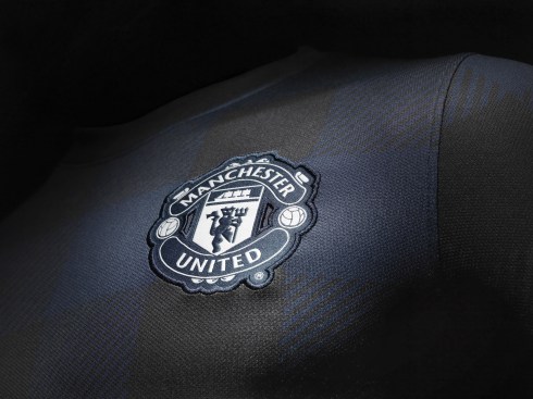 Fa13_FB_ClubKits_ManU_Authentic_Away_CREST_0224